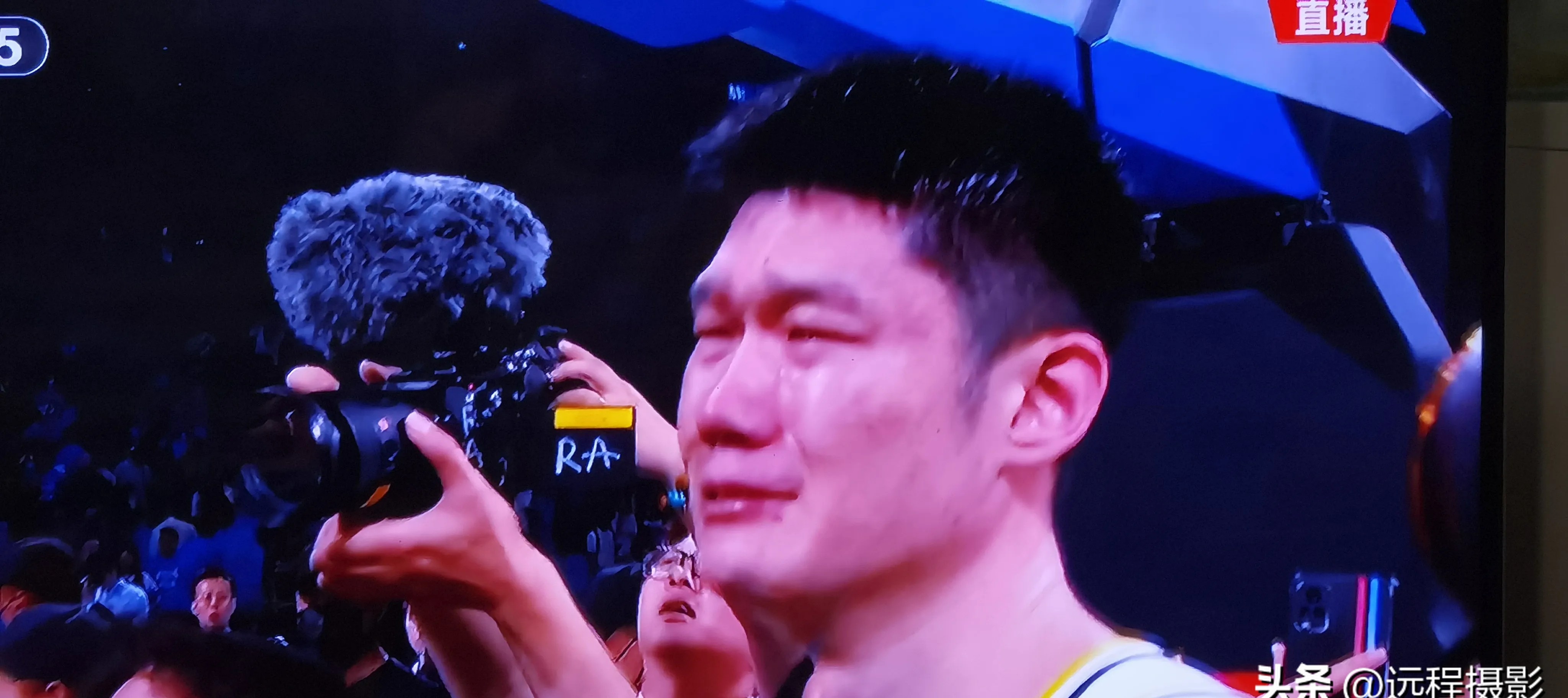 篮球比赛中球员承受巨大压力风雨无阻  第1张